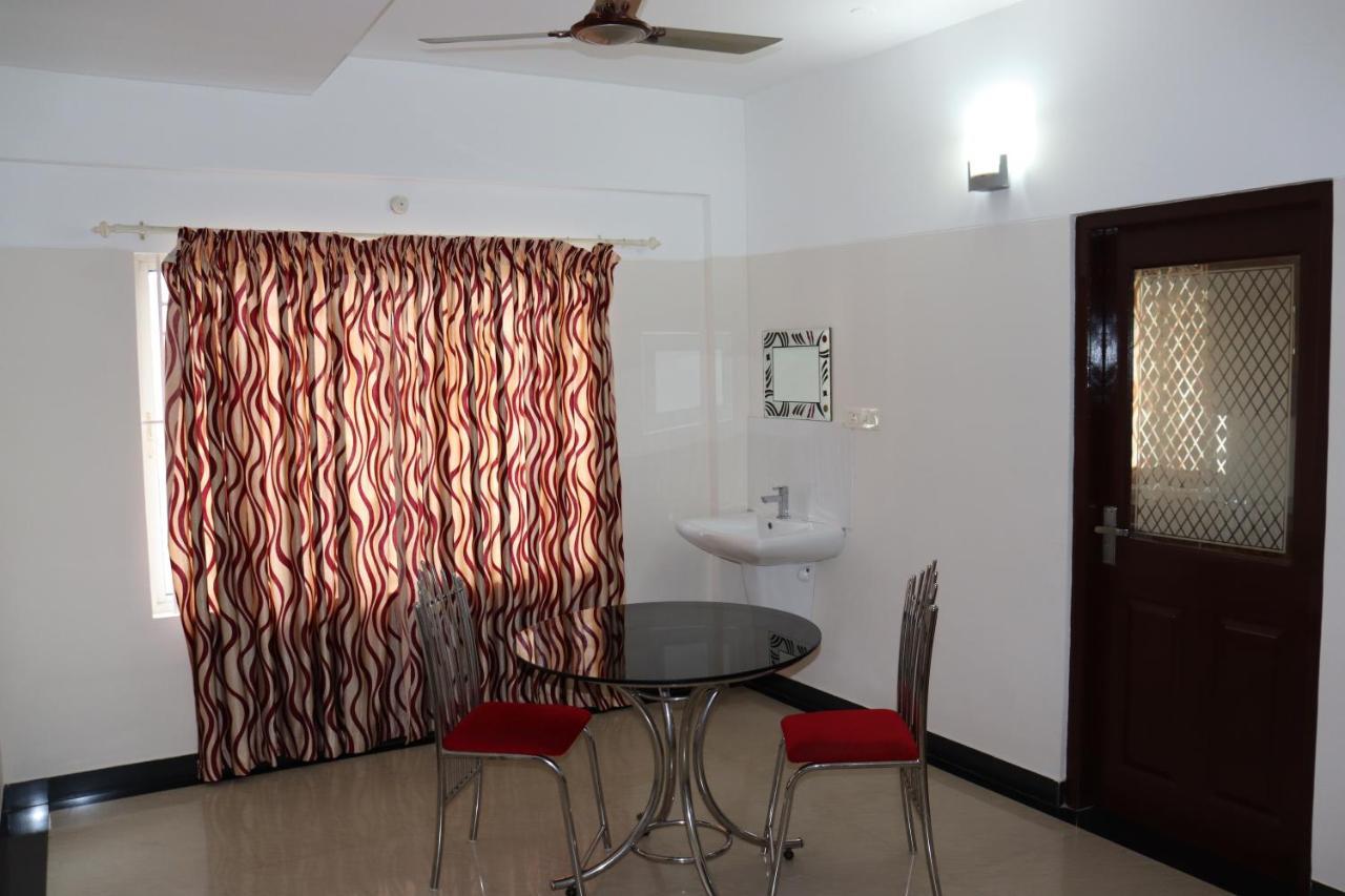 Uthradam Towers Hotell Thiruvananthapuram Exteriör bild