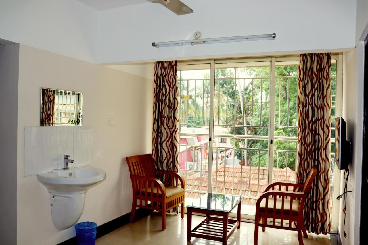 Uthradam Towers Hotell Thiruvananthapuram Exteriör bild