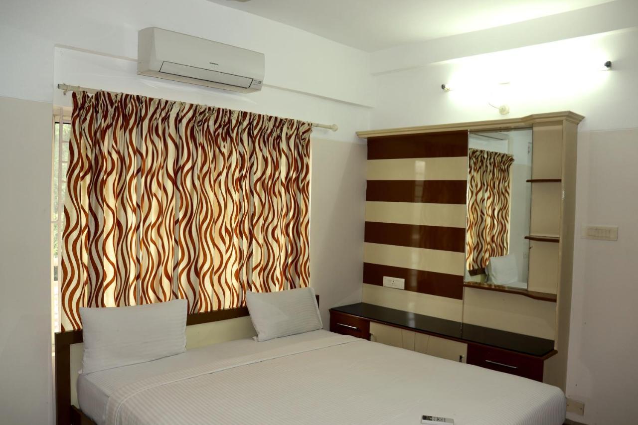 Uthradam Towers Hotell Thiruvananthapuram Exteriör bild